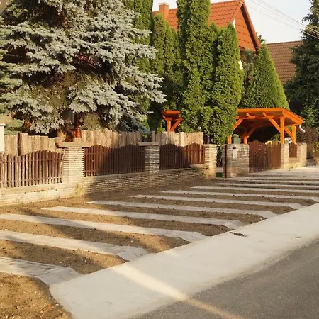 Hacienda Csaladbarat Vendeghaz Апартаменты Балатонбоглар