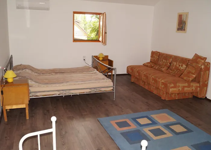 Hacienda Csaladbarat Vendeghaz * Балатонбоглар