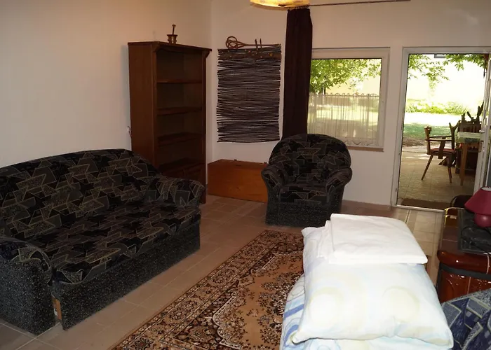 Hacienda Csaladbarat Vendeghaz * Балатонбоглар
